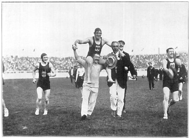 En 1908, los Juegos Olímpicos se celebraron en Londres, y para estas competiciones el equipo de tiro de Rusia llegó 12 días tarde porque su país todavía usaba el calendario juliano (donde el año 1900 sí había sido bisiesto), mientras que el resto de Europa ya usaba el del papa Gregorio.